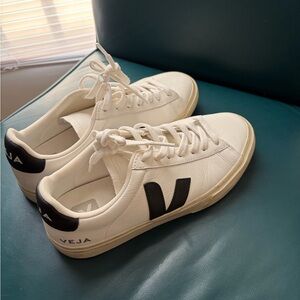 Veja Campo 39/8 with Black Details